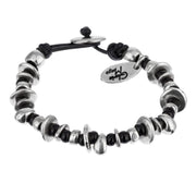 Schwarzes Lederarmband mit Scheiben und Perlen Armband KOOMPLIMENTS