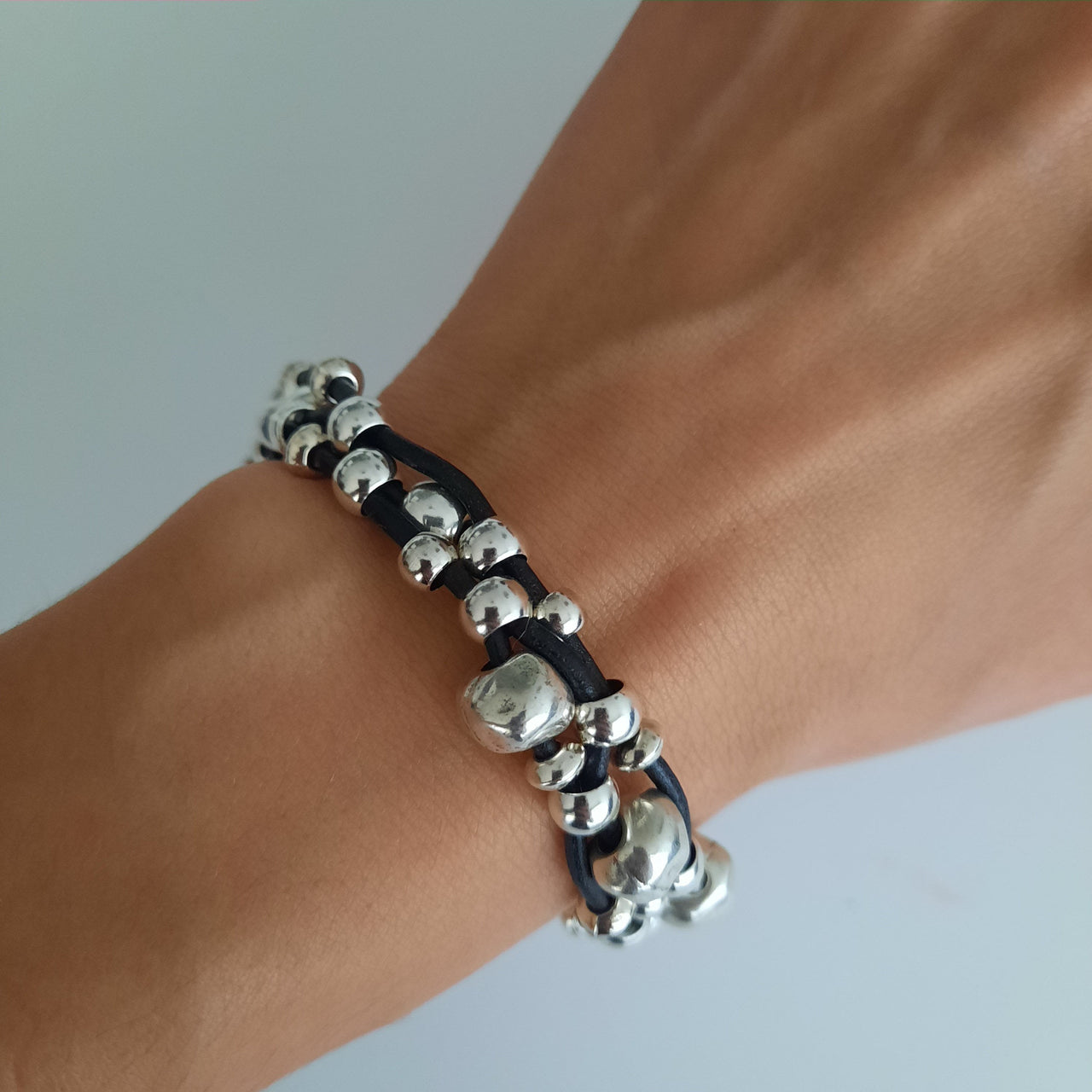 Schwarzes Lederarmband mit Silber Perlen - Chaotic Armband KOOMPLIMENTS