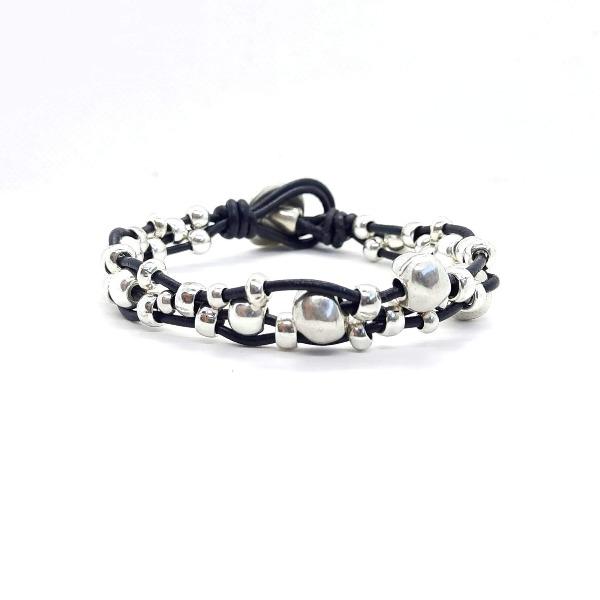 Schwarzes Lederarmband mit Silber Perlen - Chaotic Armband KOOMPLIMENTS
