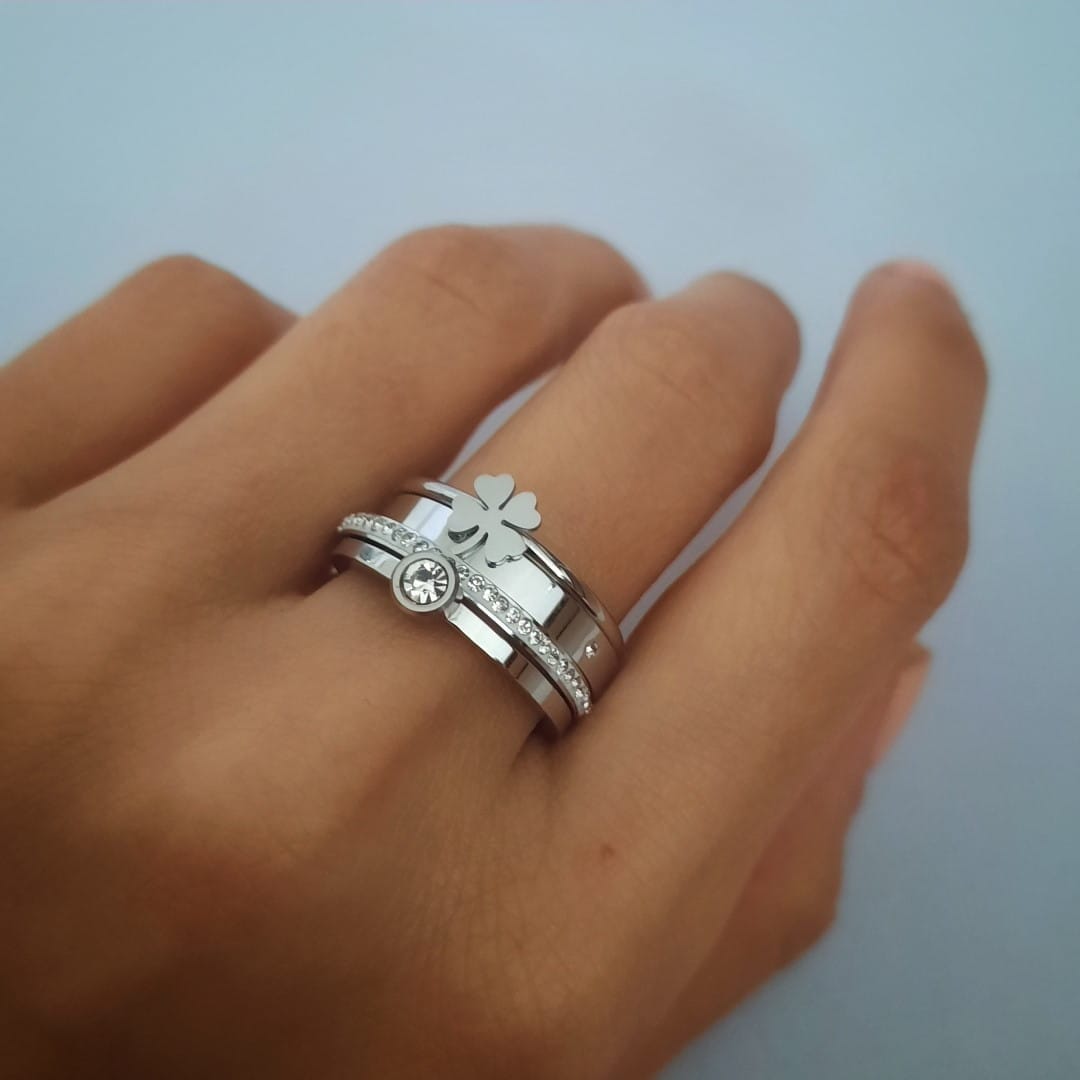 Set mit 4 Edelstahl Ringen mit Zirkonia und Kleeblatt Ringe KOOMPLIMENTS