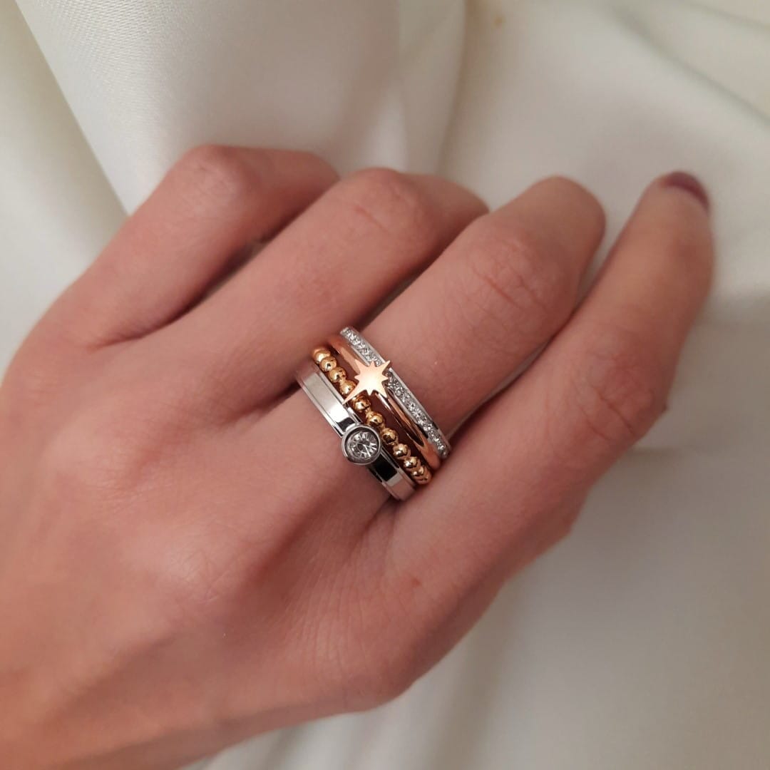 Set mit 4 Edelstahl Ringen mit Zirkonia und Stern Ringe KOOMPLIMENTS