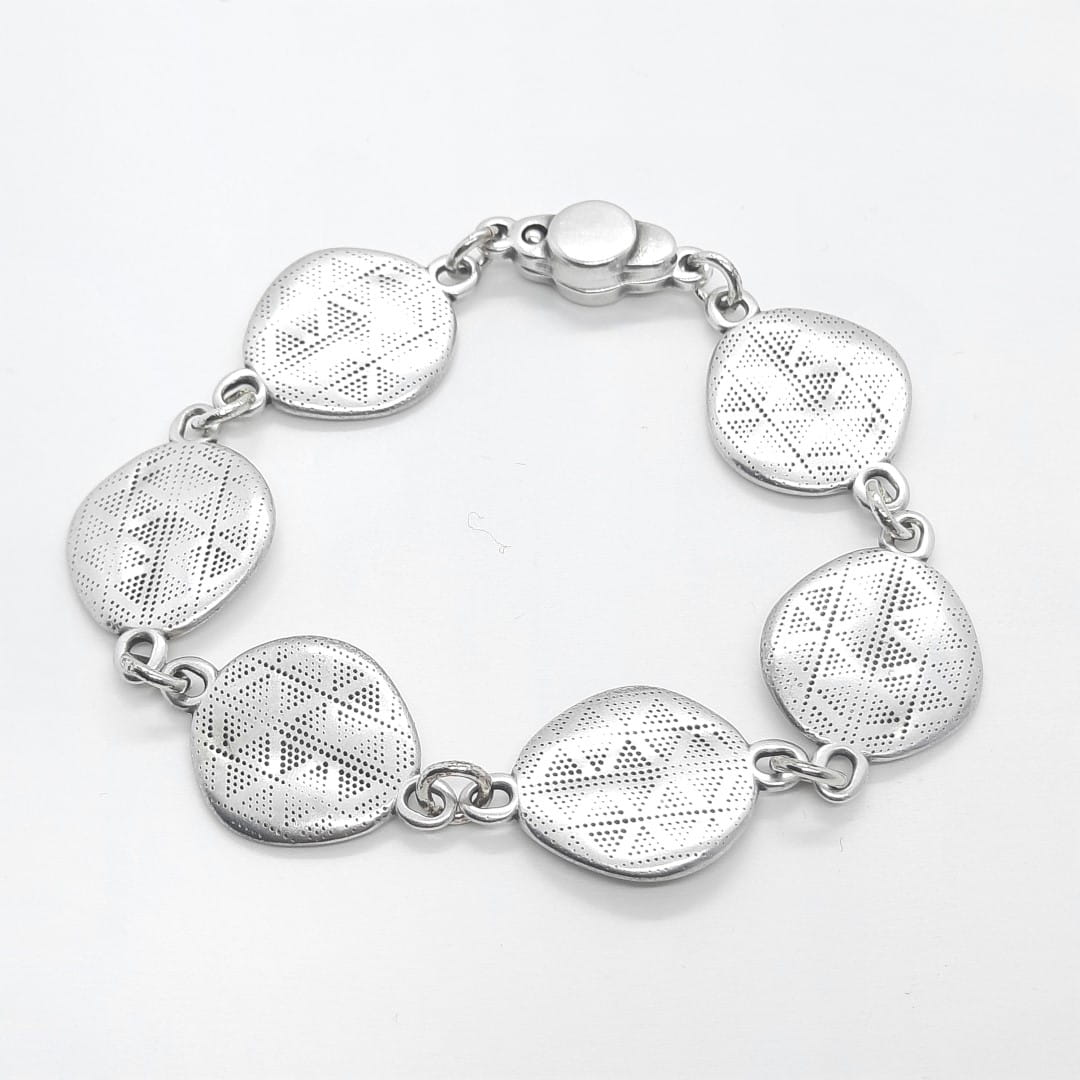 Silber Armband mit flachen runden Perlen - MILOS Armband KOOMPLIMENTS