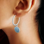 Silber Creolen mit Muschel Anhänger- Shelly Ohrringe KOOMPLIMENTS