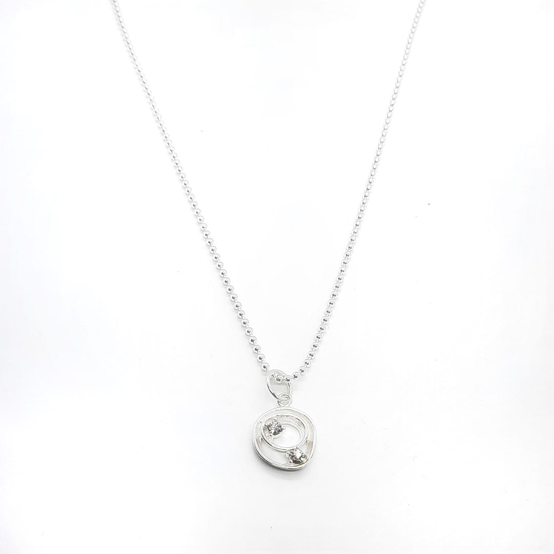 Silber Kugelkette mit Kreis und Glänzende Steine Halsketten KOOMPLIMENTS