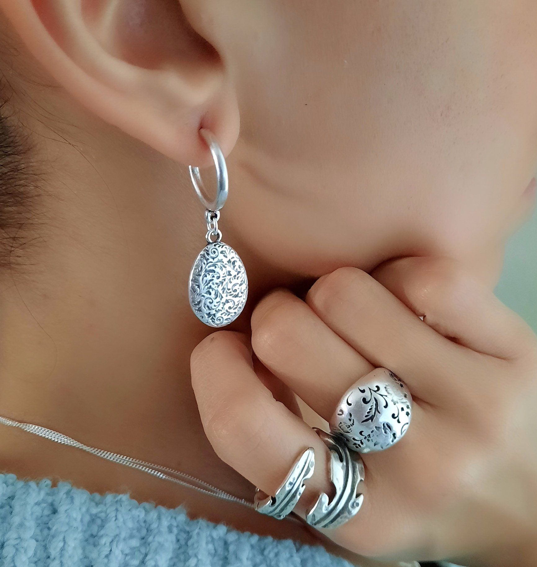 Silber Ohrringe mit Blumenmuster - Floral Ohrringe KOOMPLIMENTS SET Ohrringe + Ring