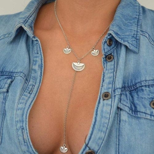 Silberhalsband mit Tuaregschildamuletten mit kleiner hängender Kette in der Mitte Halsketten KOOMPLIMENTS