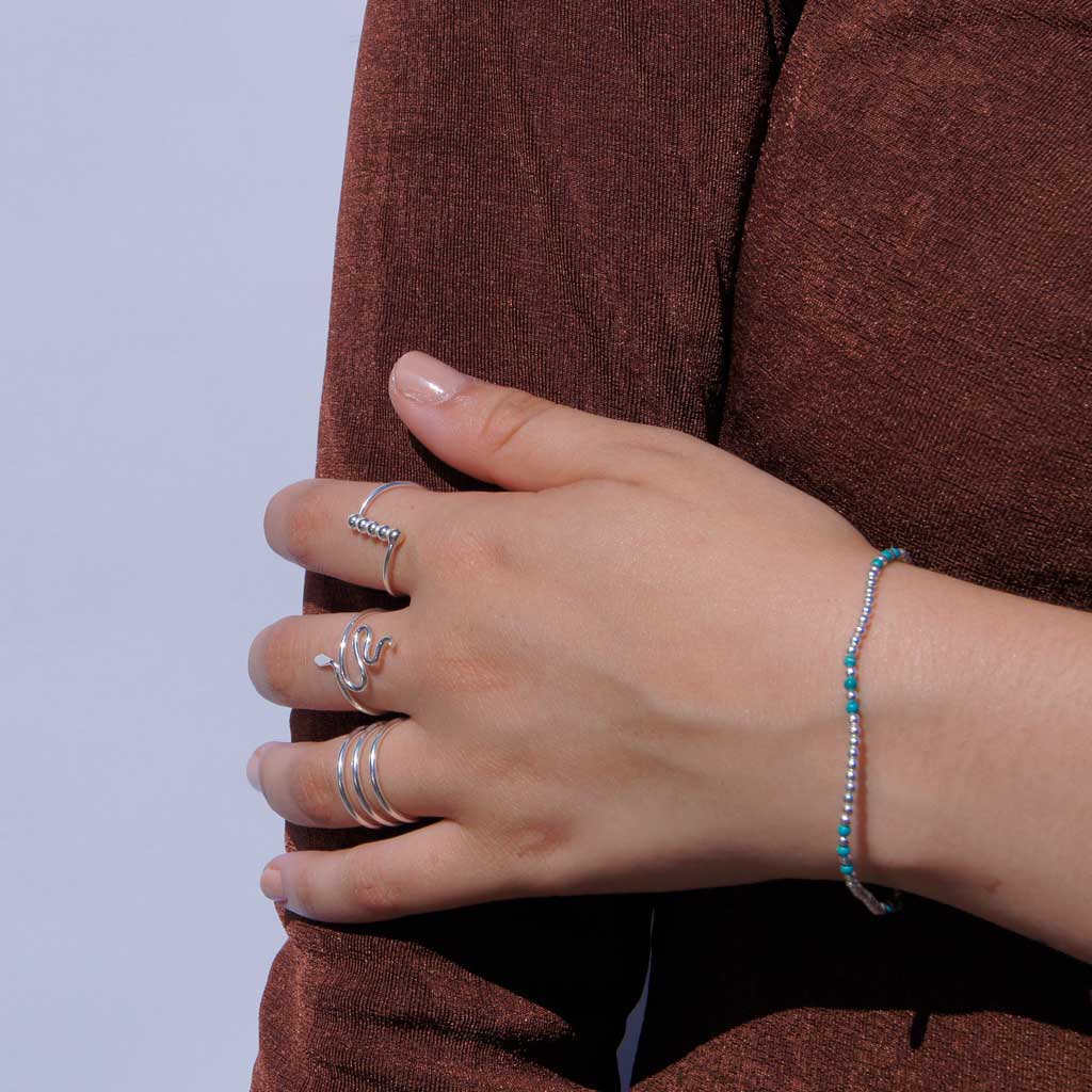Silbernes Armband mit türkisfarbenen Perlen Armband KOOMPLIMENTS