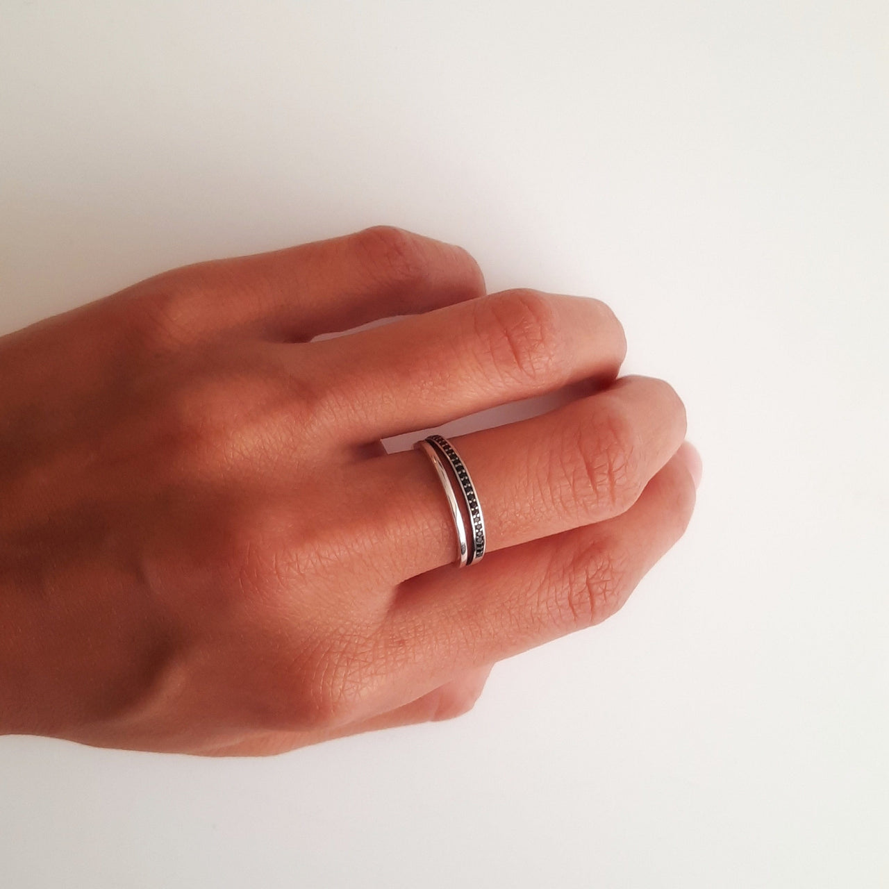 Silberring für Frauen mit schwarzen Zirkonien - Daisy Ringe KOOMPLIMENTS
