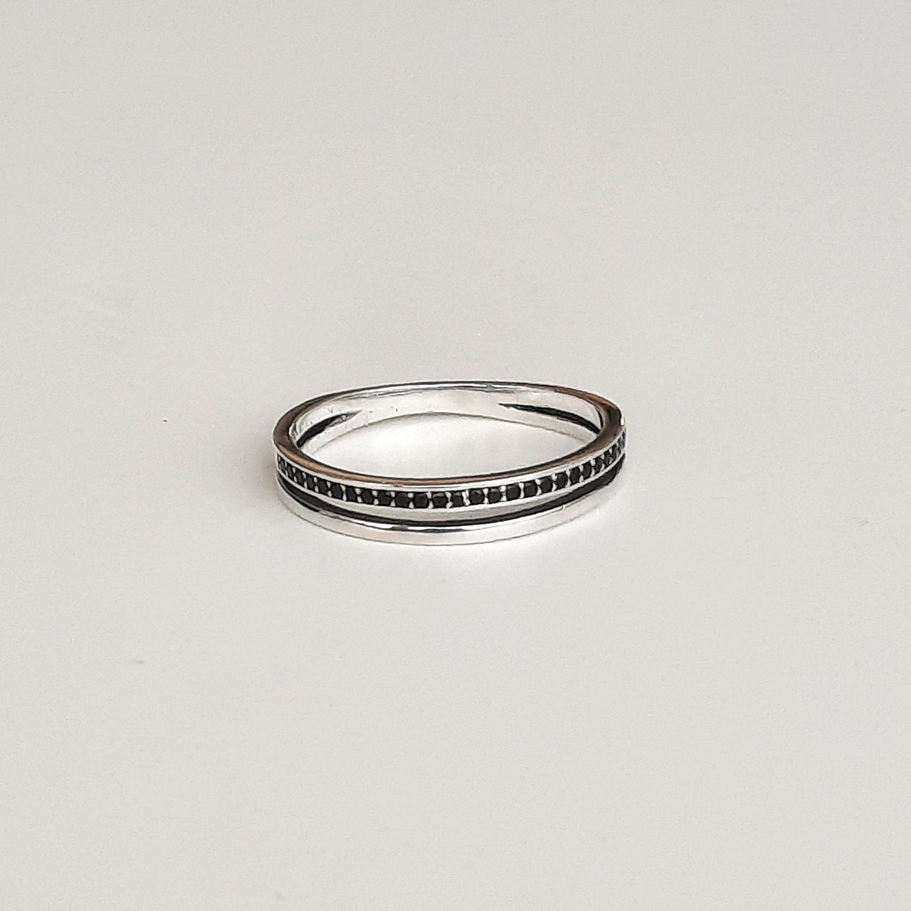 Silberring für Frauen mit schwarzen Zirkonien - Daisy Ringe KOOMPLIMENTS