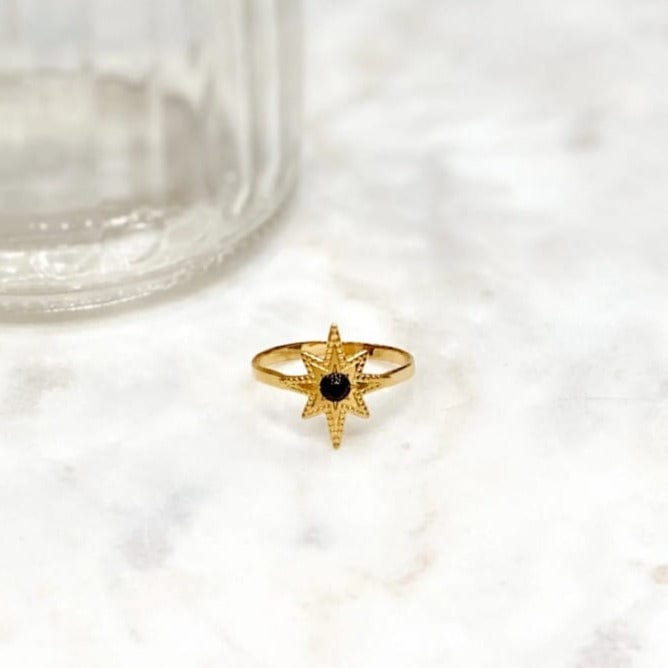 Sternring mit schwarzem Stein - CALLIE NOIR Ringe KOOMPLIMENTS