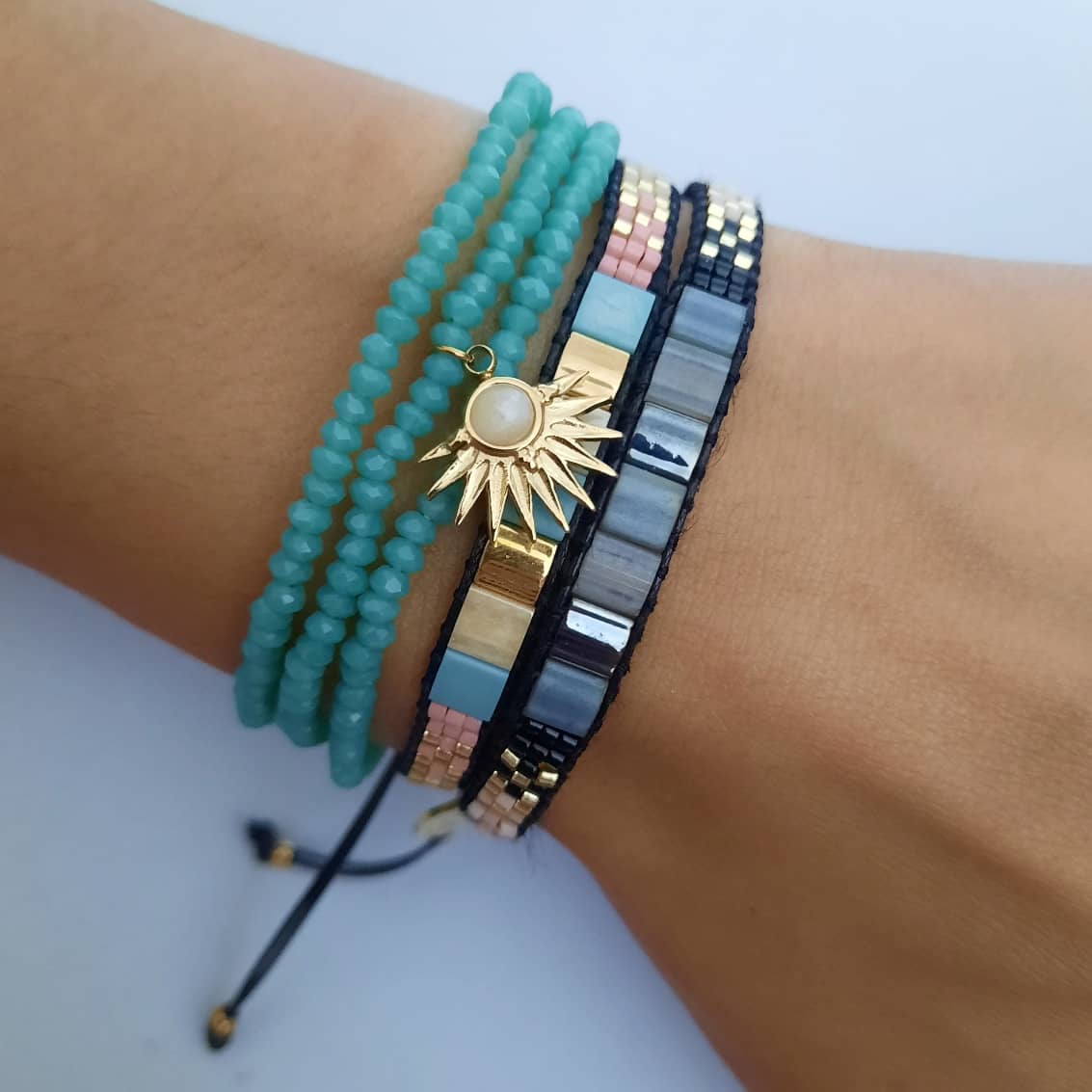 Strand-Armband mit türkisfarbenen Perlen - SHILA Armband KOOMPLIMENTS