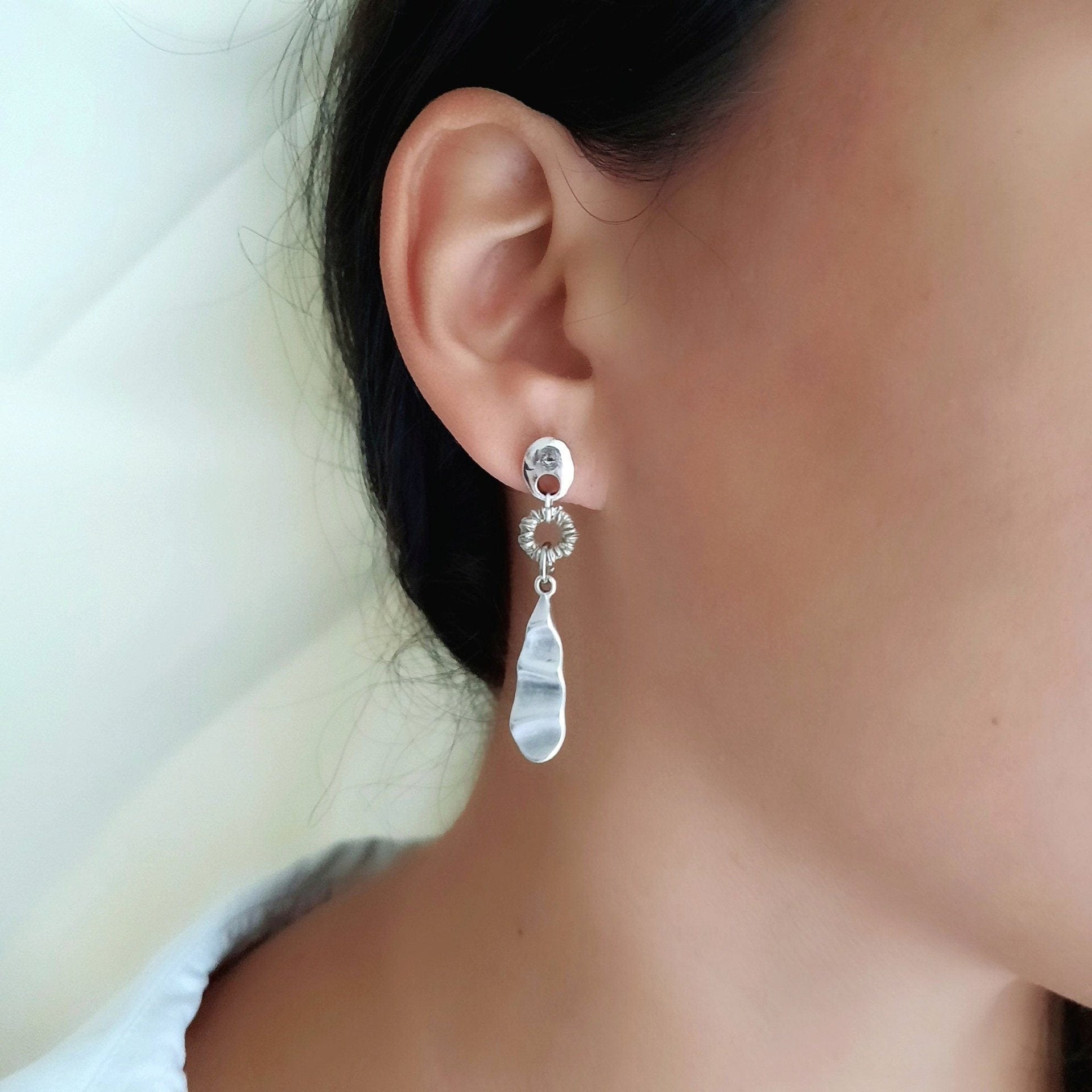 Trendige Silber Damen Ohrringe - Reliefs Ohrringe KOOMPLIMENTS