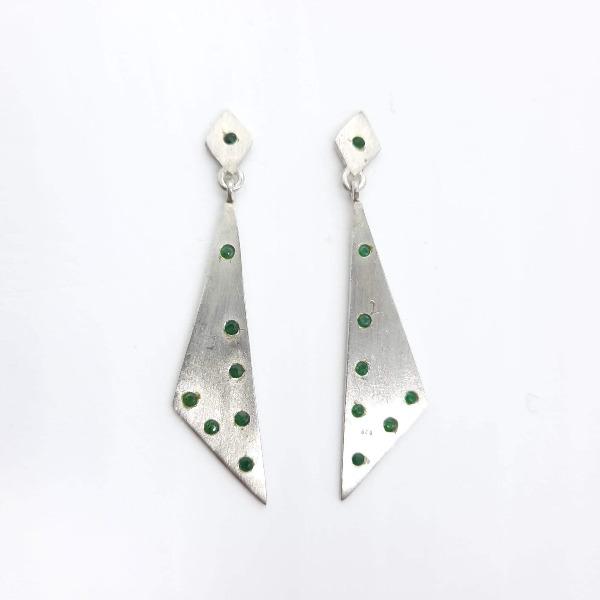 Triangel Ohrringe Matt Silber aus Indien - Onyx Green Ohrringe KOOMPLIMENTS