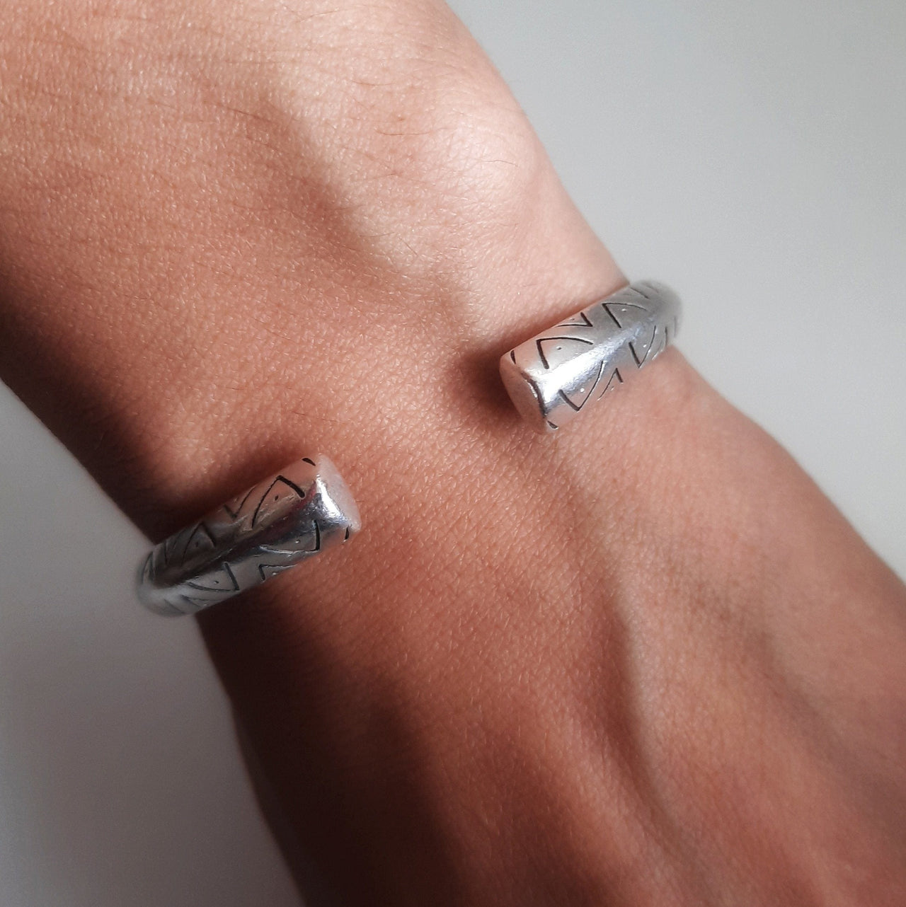 Tuareg Armreif mit schönem Muster - Afrika Armband KOOMPLIMENTS