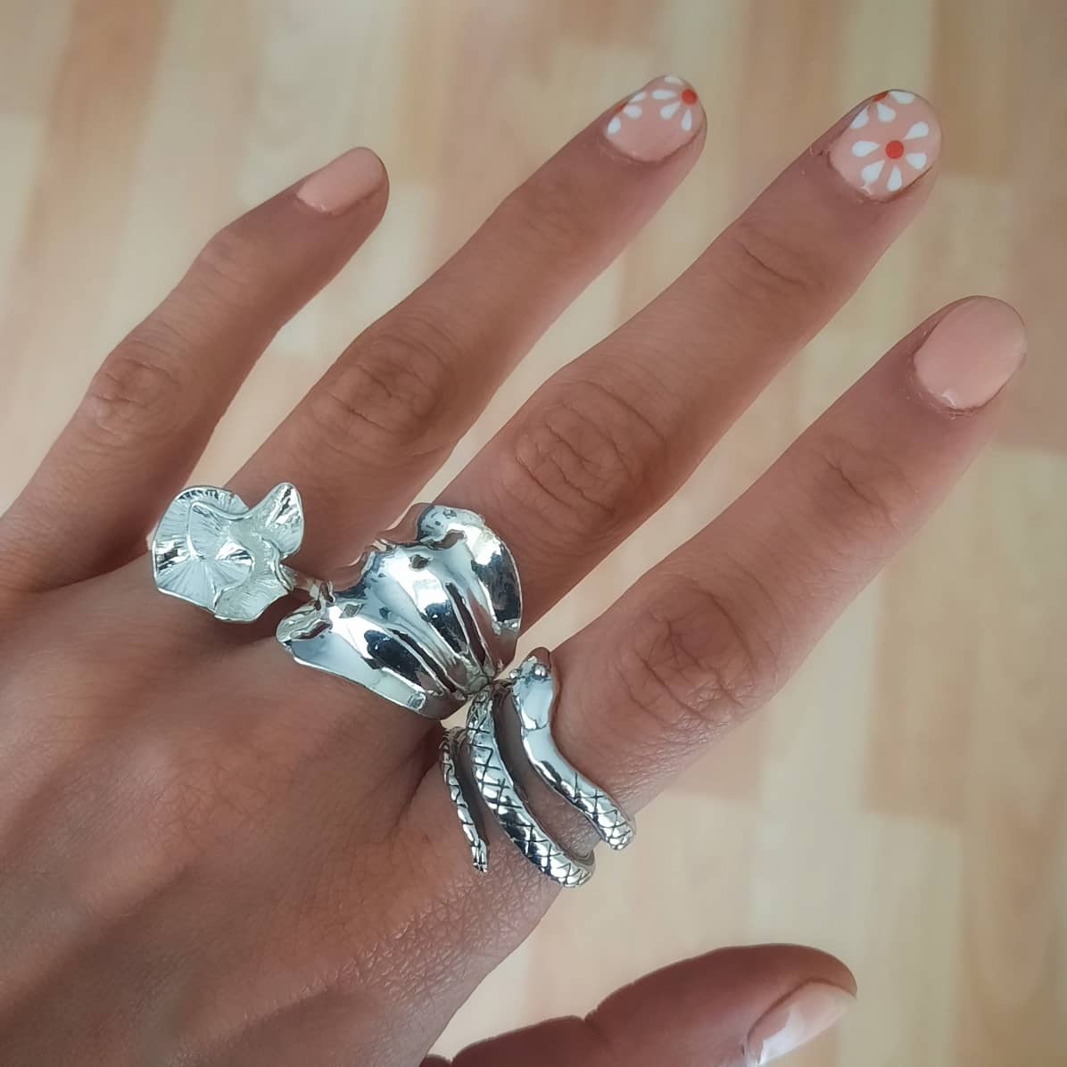 Unregelmäßig geformter breiter Silberring - MACARENA Ringe KOOMPLIMENTS