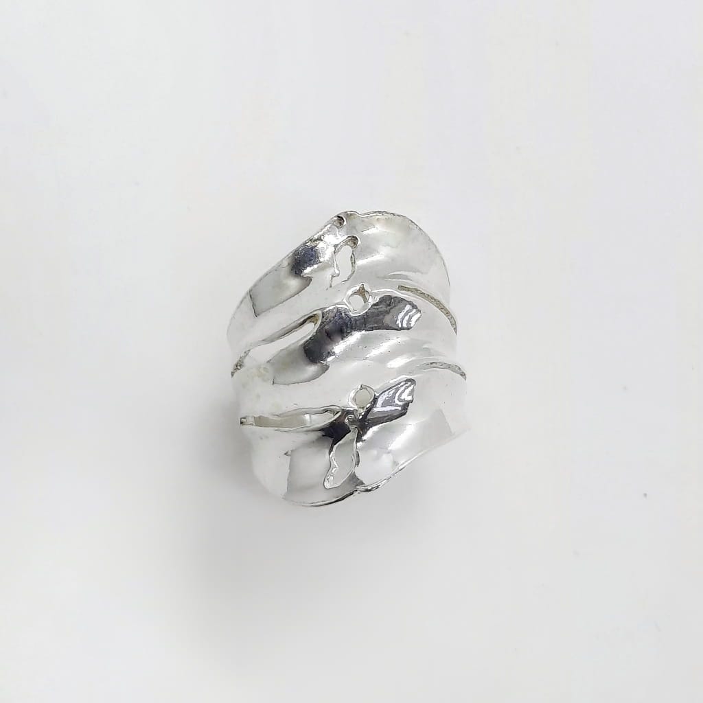 Unregelmäßig geformter breiter Silberring - MACARENA Ringe KOOMPLIMENTS