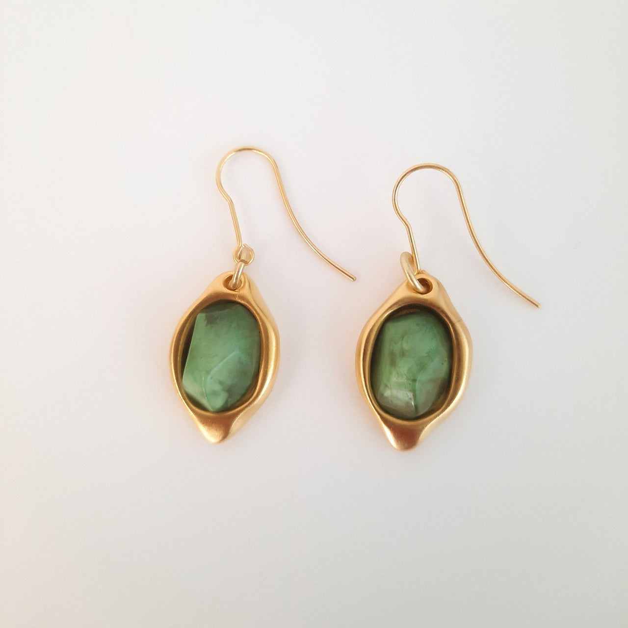 Vergoldete Ohrringe mit grünem Edelstein - Julia Ohrringe KOOMPLIMENTS