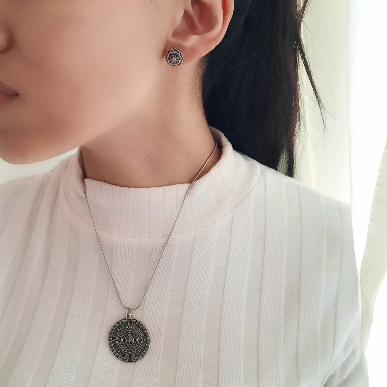 Wunderschöne Halskette aus Silber mit Medaillon - Maya Halsketten KOOMPLIMENTS