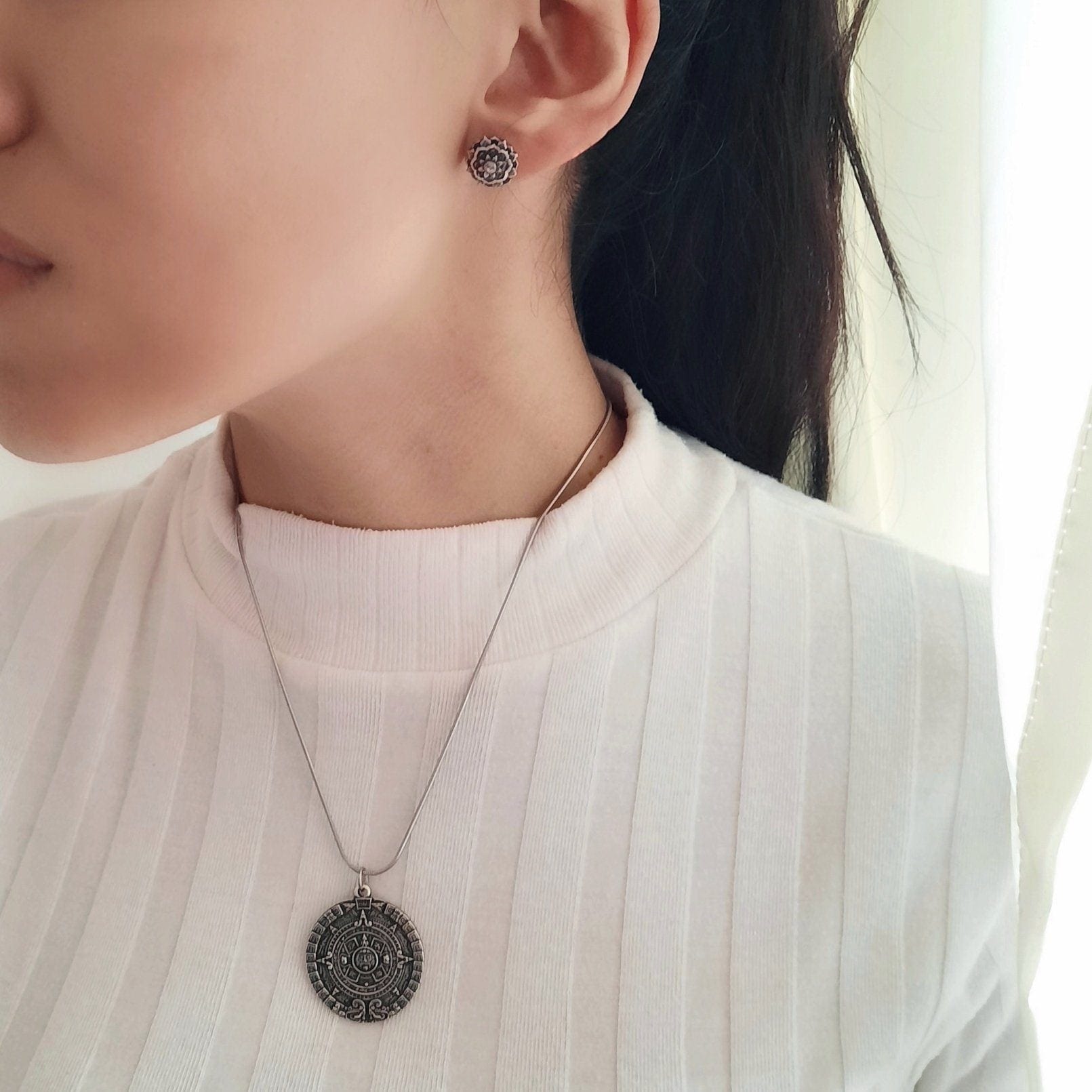 Wunderschöne Halskette aus Silber mit Medaillon - Maya Halsketten KOOMPLIMENTS