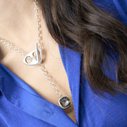 Y Halskette mit grau Swarovski Kristall - Lynda Halsketten KOOMPLIMENTS
