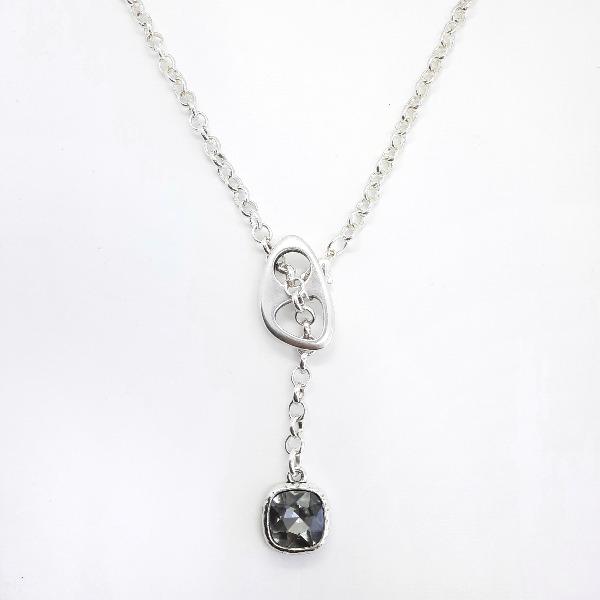 Y Halskette mit grau Swarovski Kristall - Lynda Halsketten KOOMPLIMENTS
