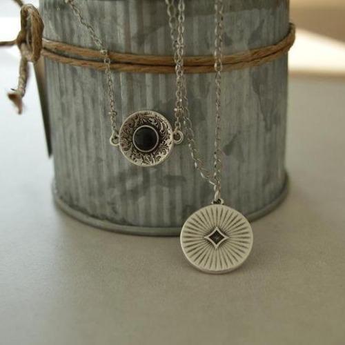 Zwei Halsketten in Einem mit runden Anhänger Boho-Charms Halsketten KOOMPLIMENTS